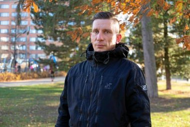 Äitinsä piilopulloja lapsena viemäriin kaatanut Mika päätti, ettei hänestä tule isona alkoholistia… tuli kuitenkin – ”Mietin, että ei jumankauta, tuommoinen minusta tulee…”