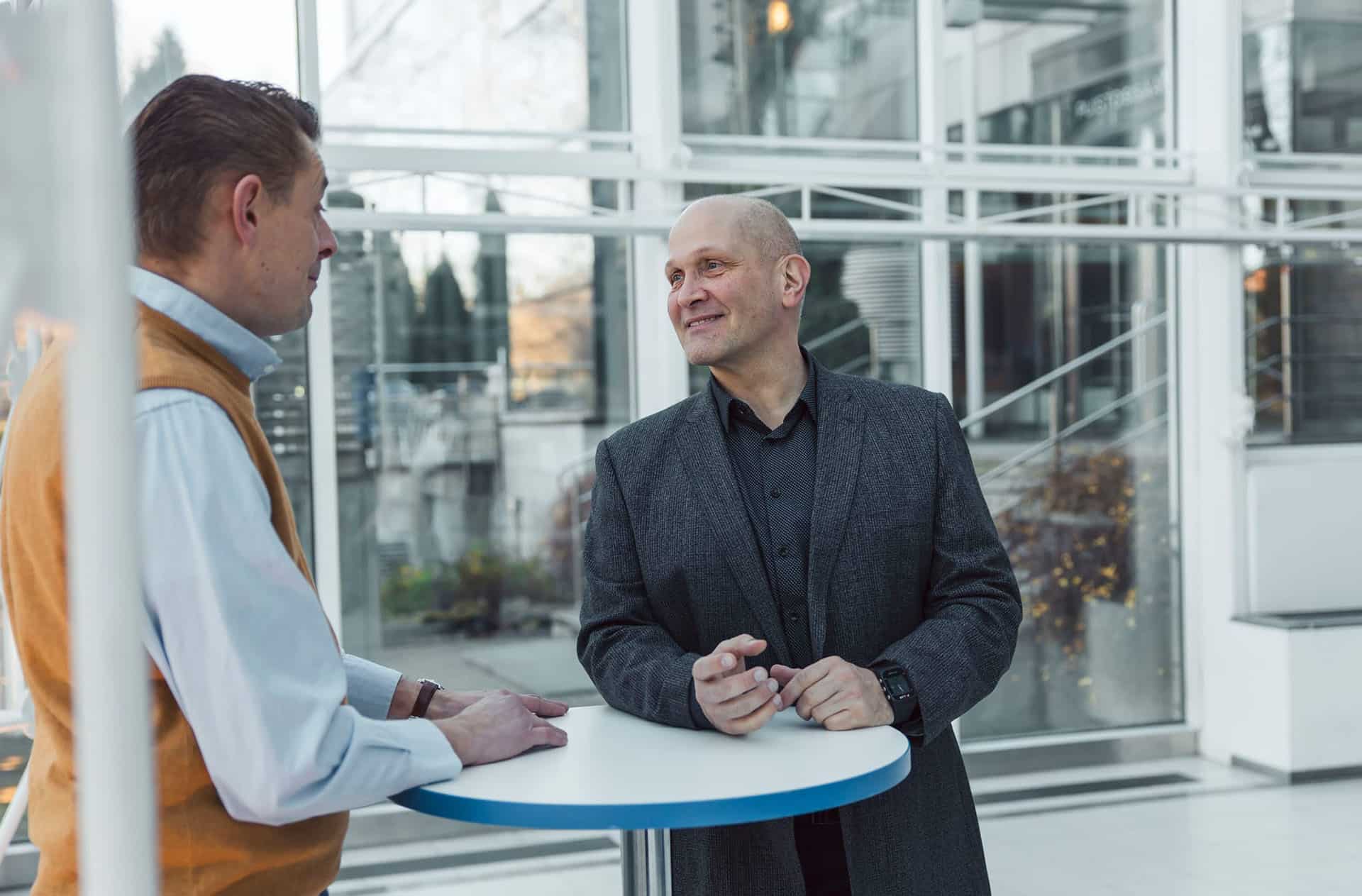 Vertaisvalmentaja auttaa pääsemään eroon alkoholista.